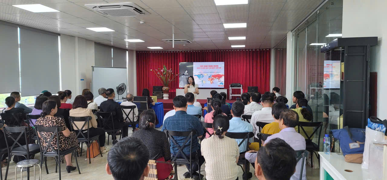Coach Quyên đào tạo sức khỏe trực tiếp tại hội trường