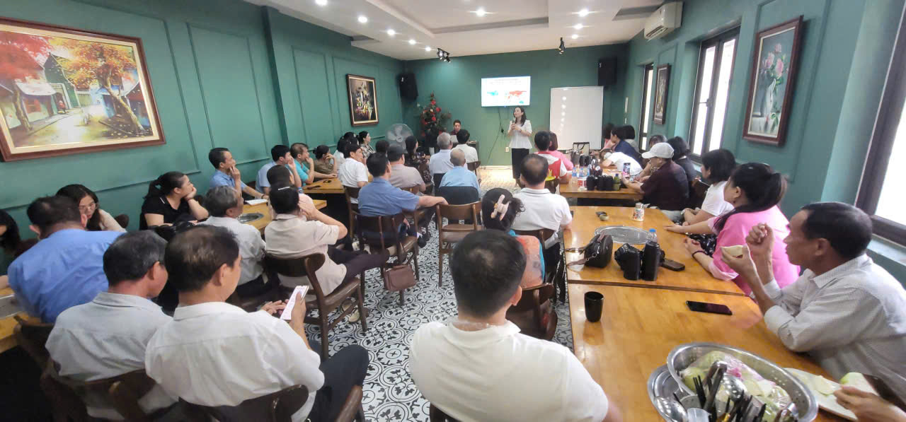 Coach Quyên chia sẻ kiến thức sức khỏe tại buổi training cộng đồng